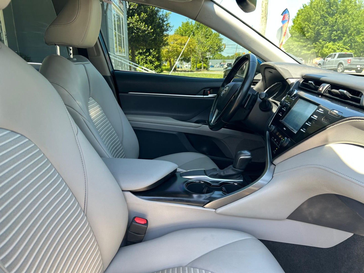 2020 Toyota Camry SE - Photo 21