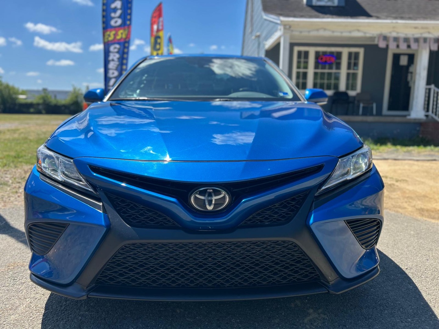 2020 Toyota Camry SE - Photo 3