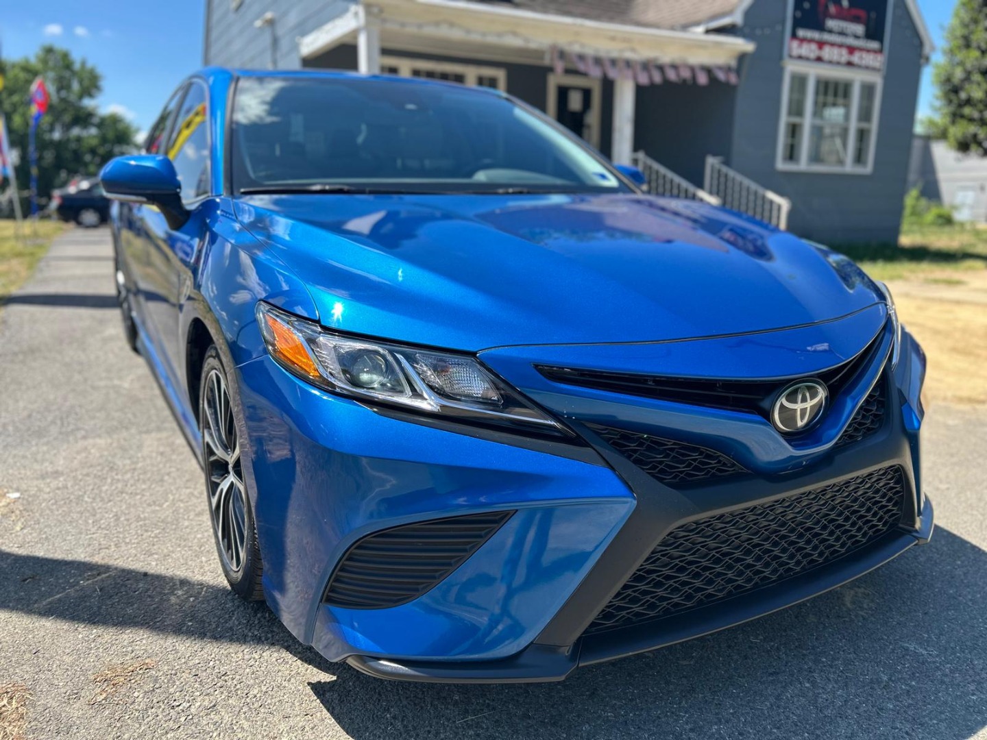 2020 Toyota Camry SE - Photo 5