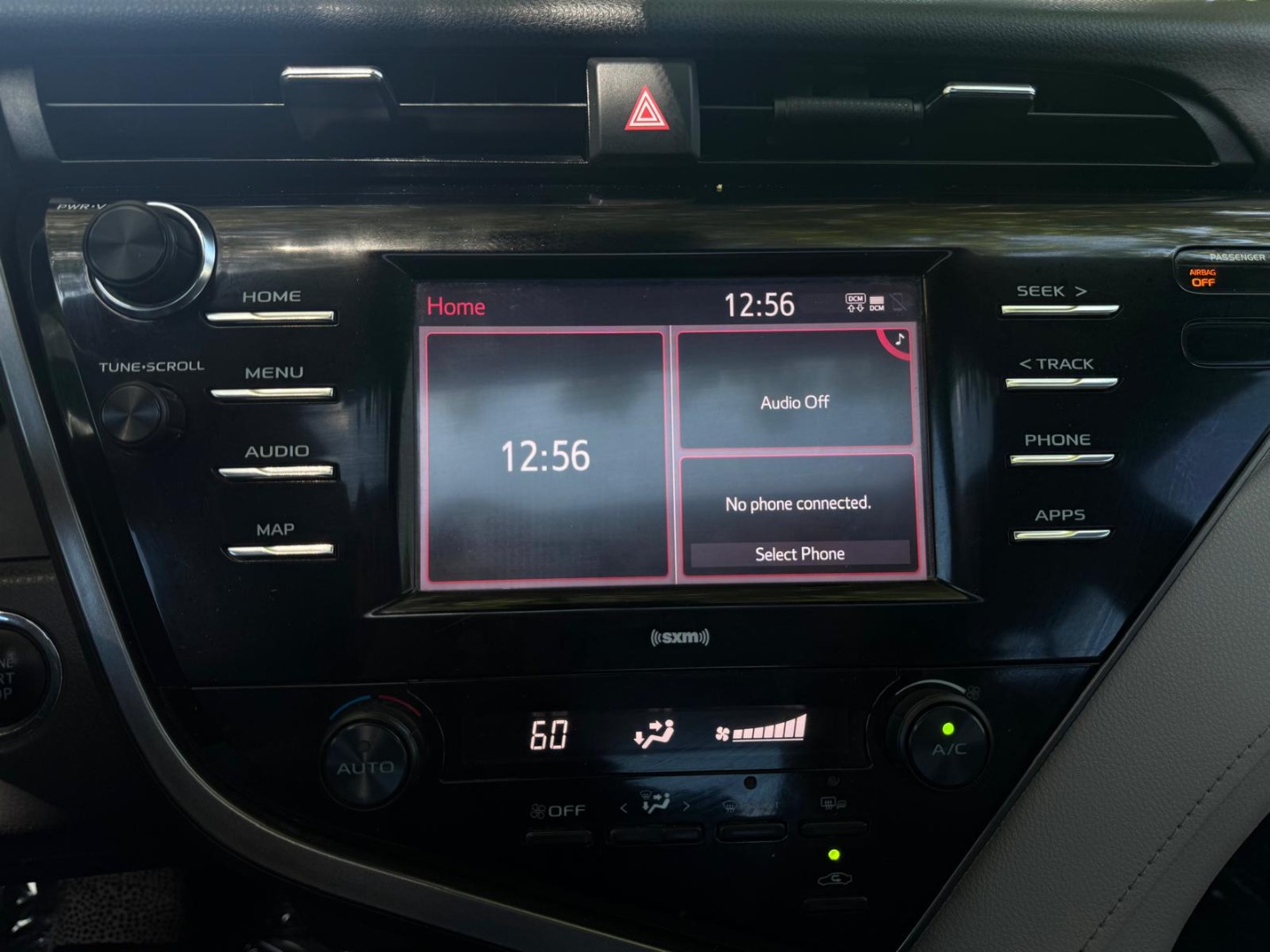 2020 Toyota Camry SE - Photo 15