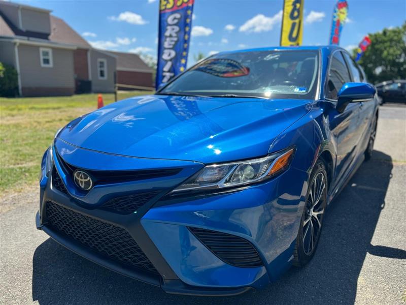 2020 Toyota Camry SE - Photo 2