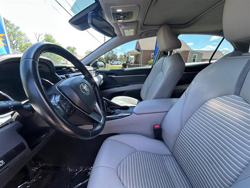 2020 Toyota Camry SE - Photo 8