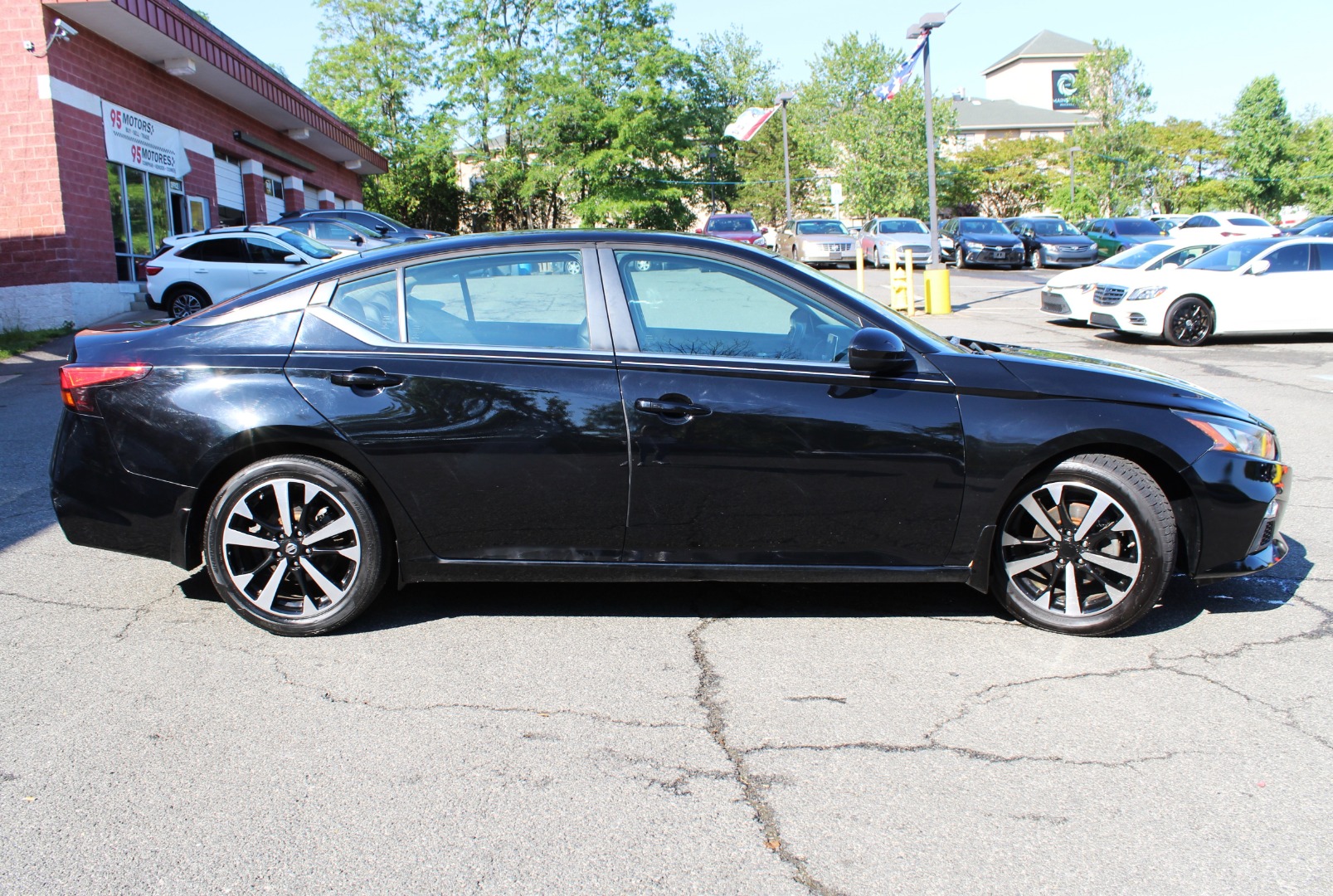 2019 Nissan Altima SR - Photo 11