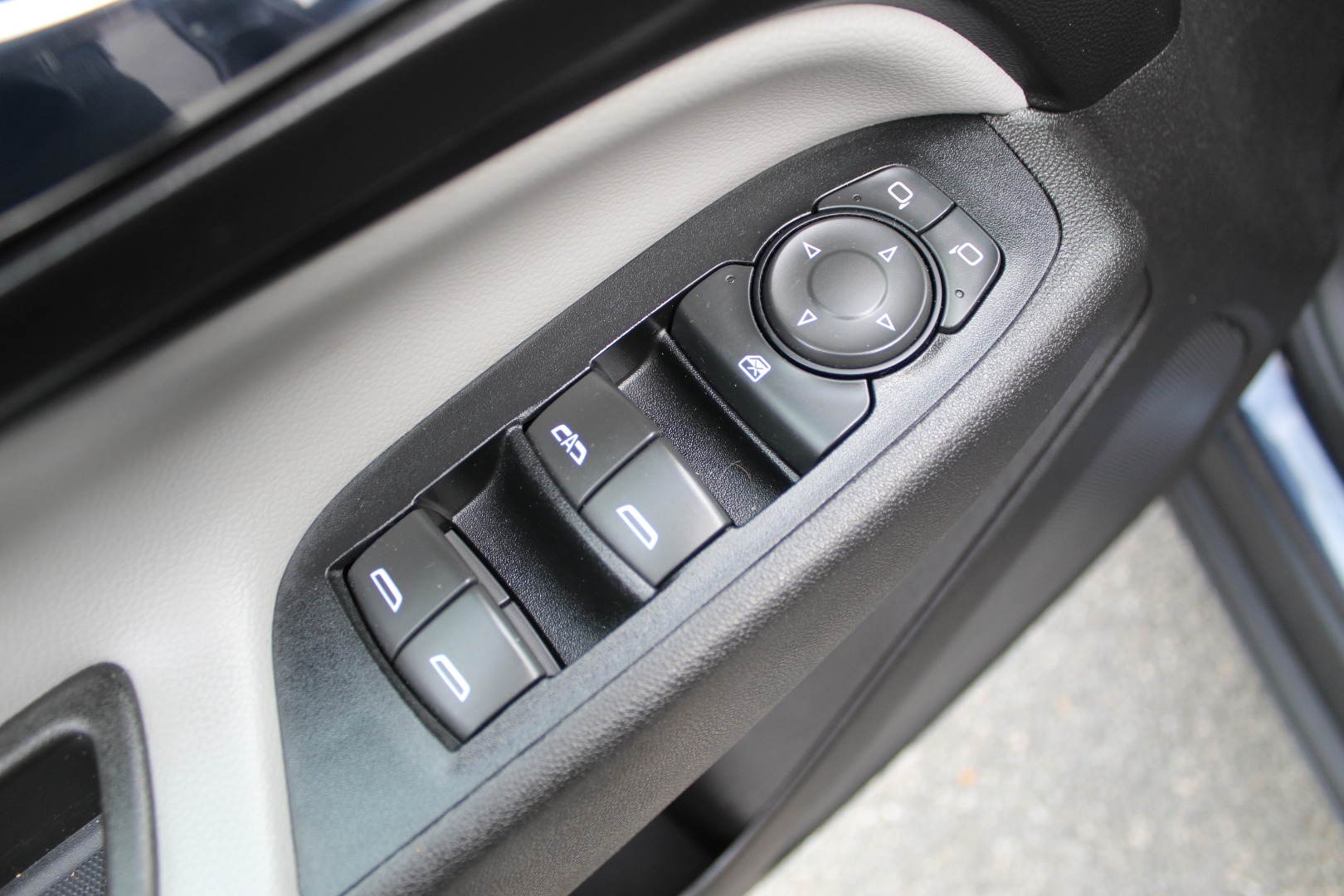 2018 Chevrolet Equinox LS - Photo 23