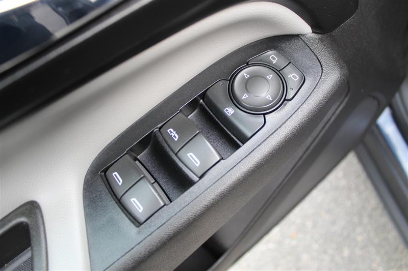 2018 Chevrolet Equinox LS - Photo 24