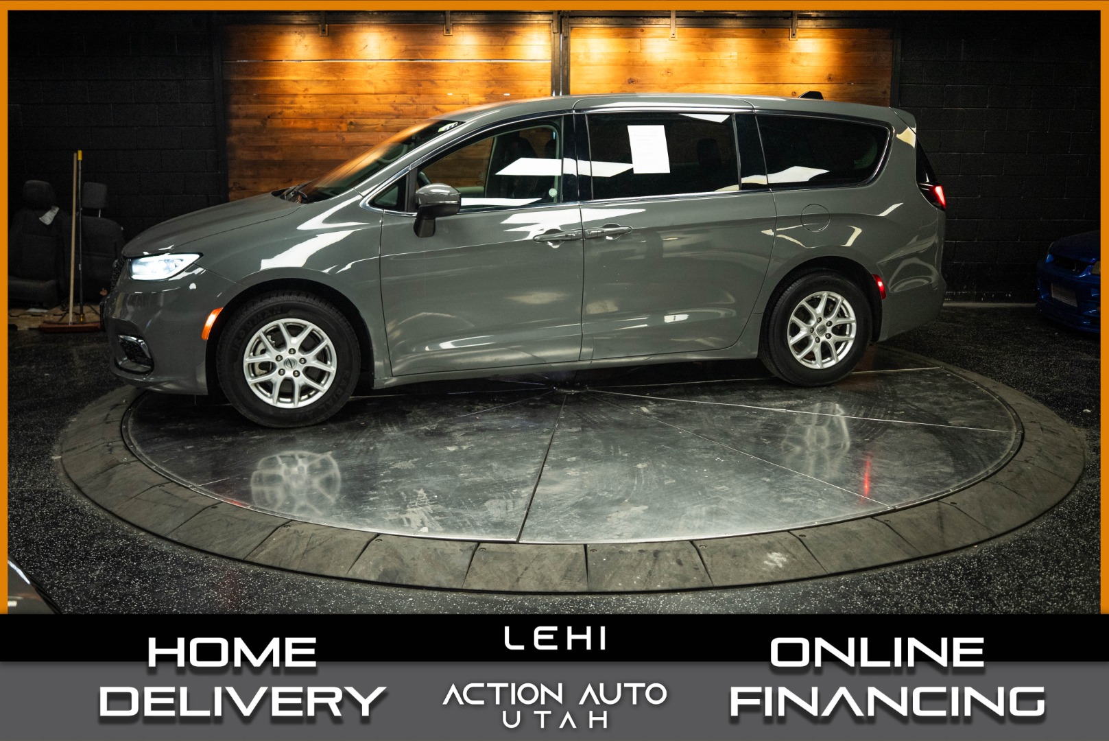 2023 Chrysler Pacifica Touring L's photo