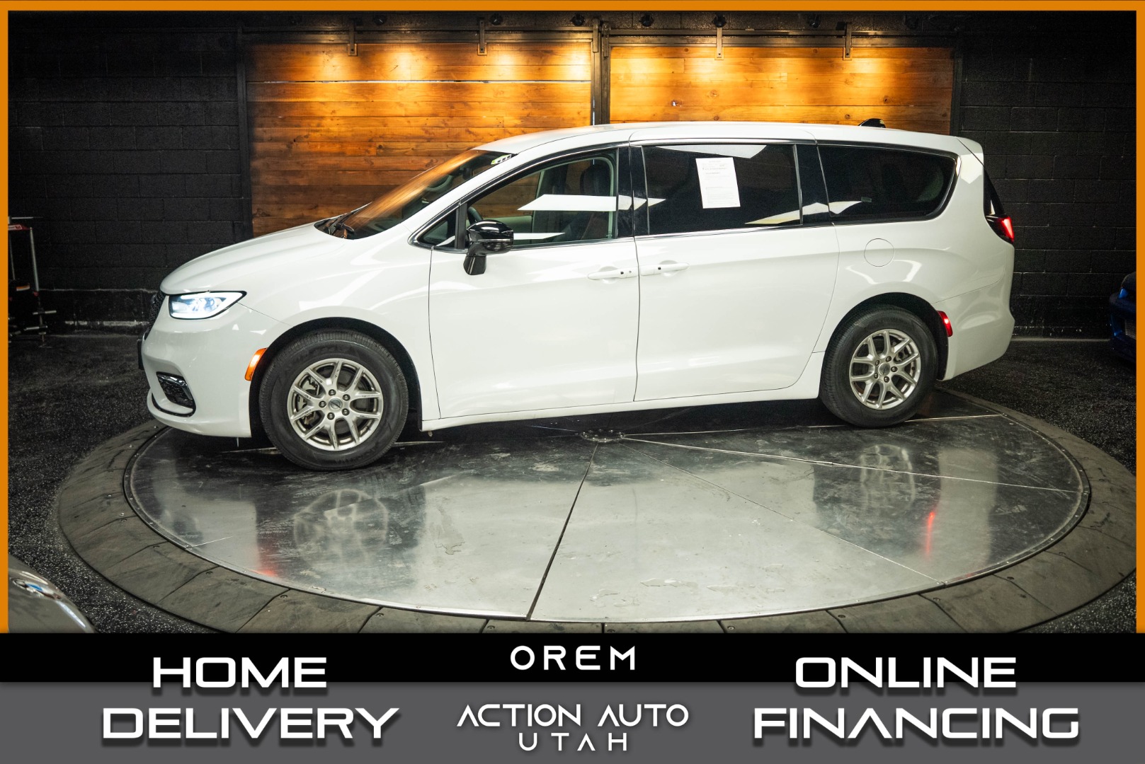 2024 Chrysler Pacifica Touring L's photo