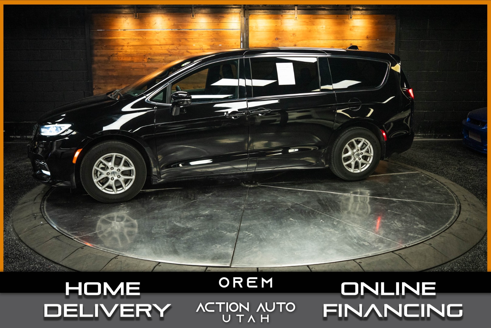 2025 Chrysler Pacifica Select's photo
