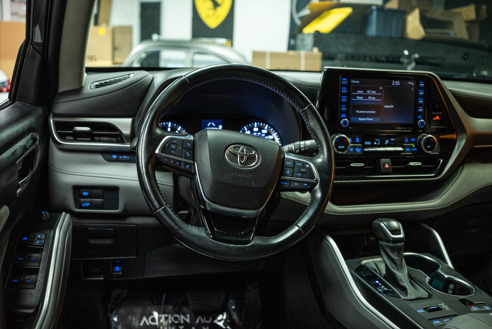 2021 Toyota Highlander LE - Photo 18