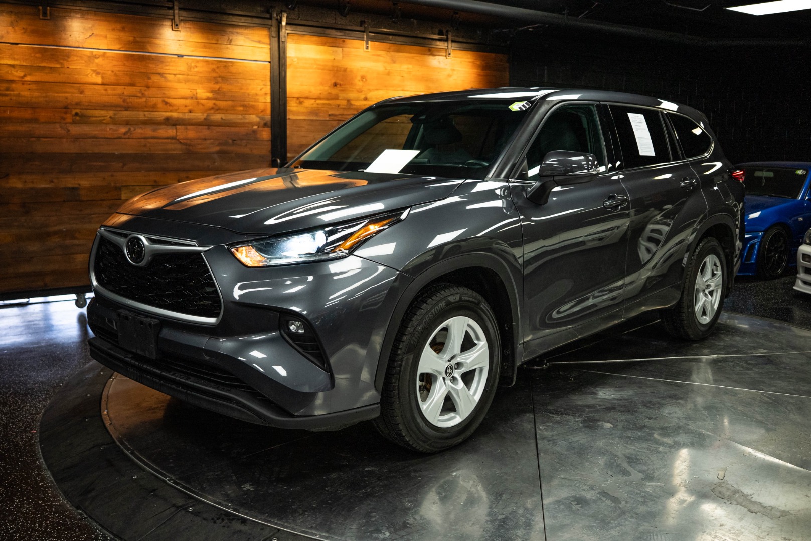 2021 Toyota Highlander LE - Photo 2