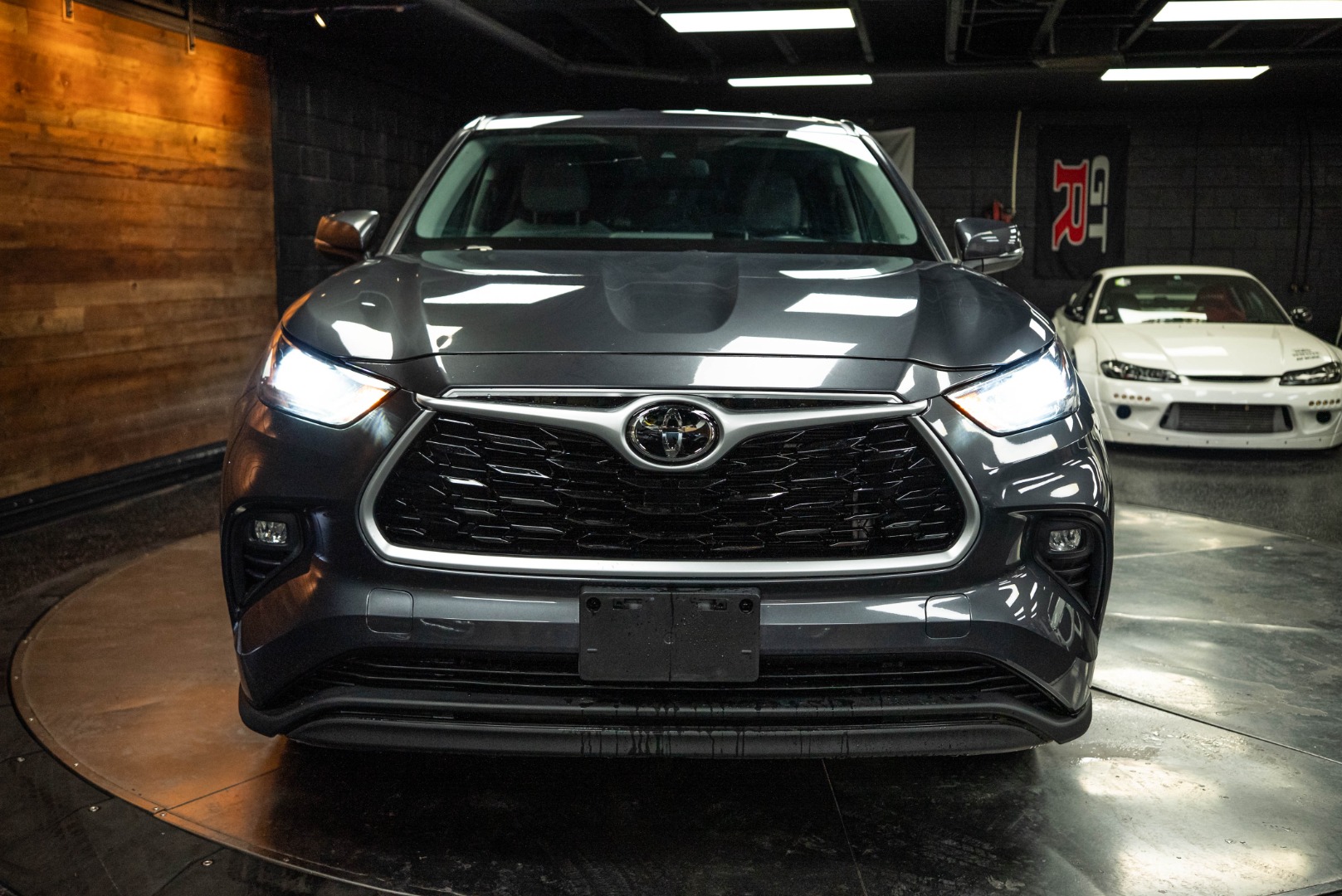 2021 Toyota Highlander LE - Photo 4