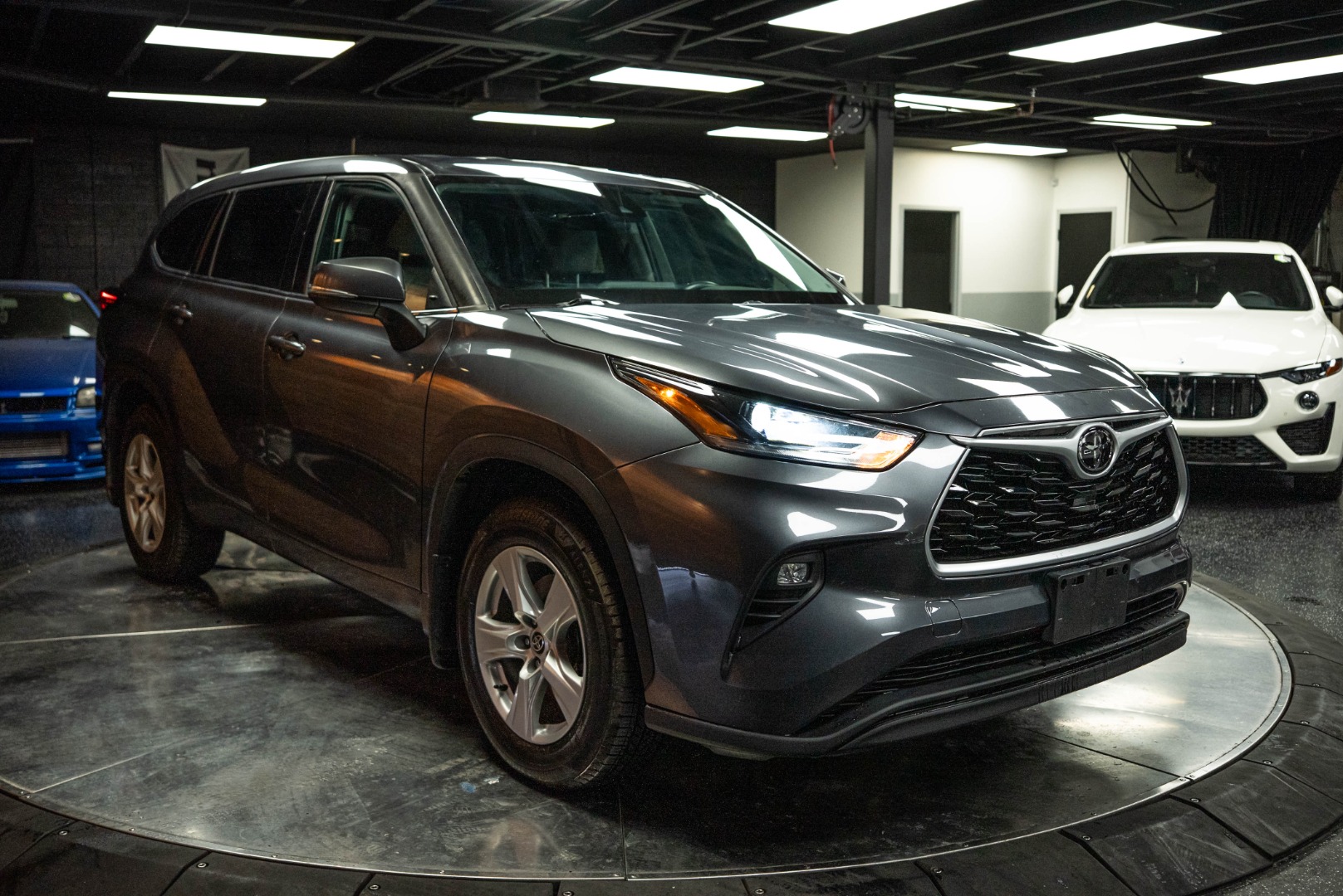 2021 Toyota Highlander LE - Photo 5