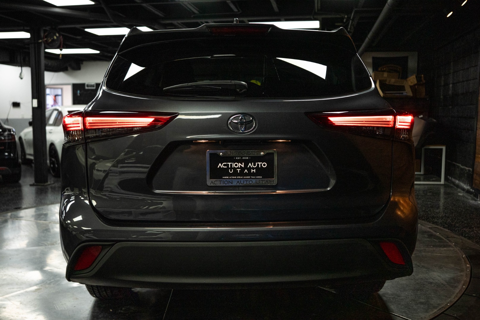 2021 Toyota Highlander LE - Photo 6