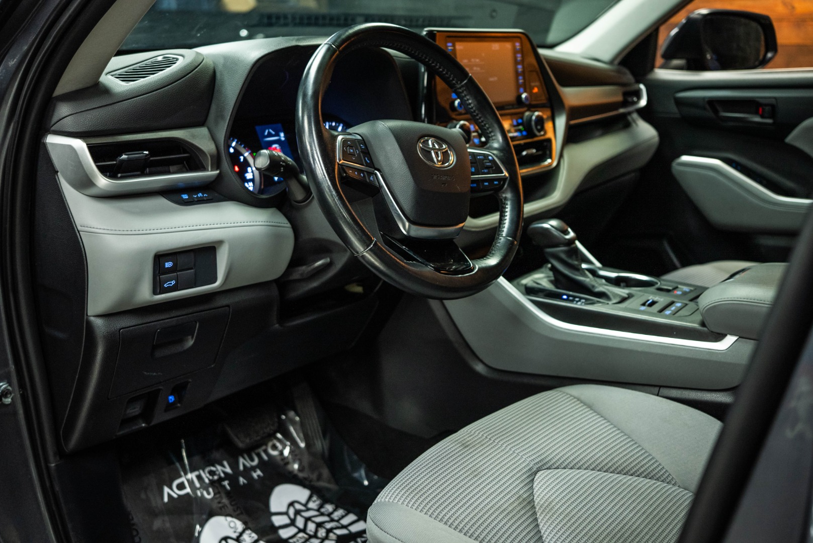 2021 Toyota Highlander LE - Photo 9