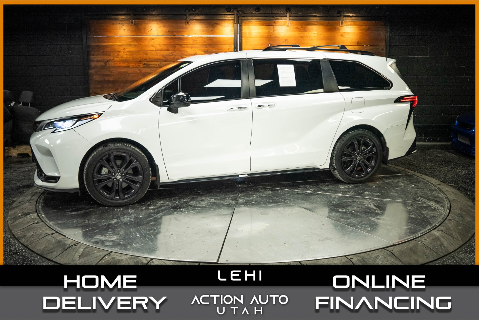 2022 Toyota Sienna XSE 7-Passenger Hybrid FWD's photo
