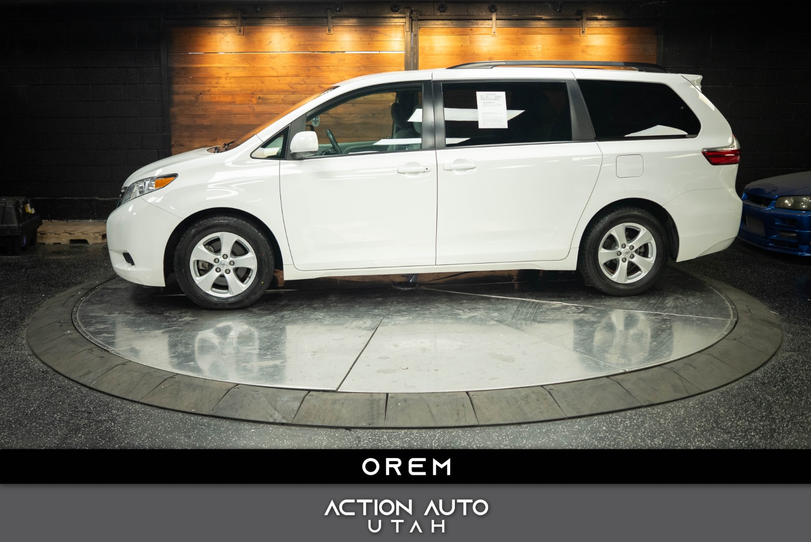 2017 Toyota Sienna LE V6 7-Passenger Access Seat's photo