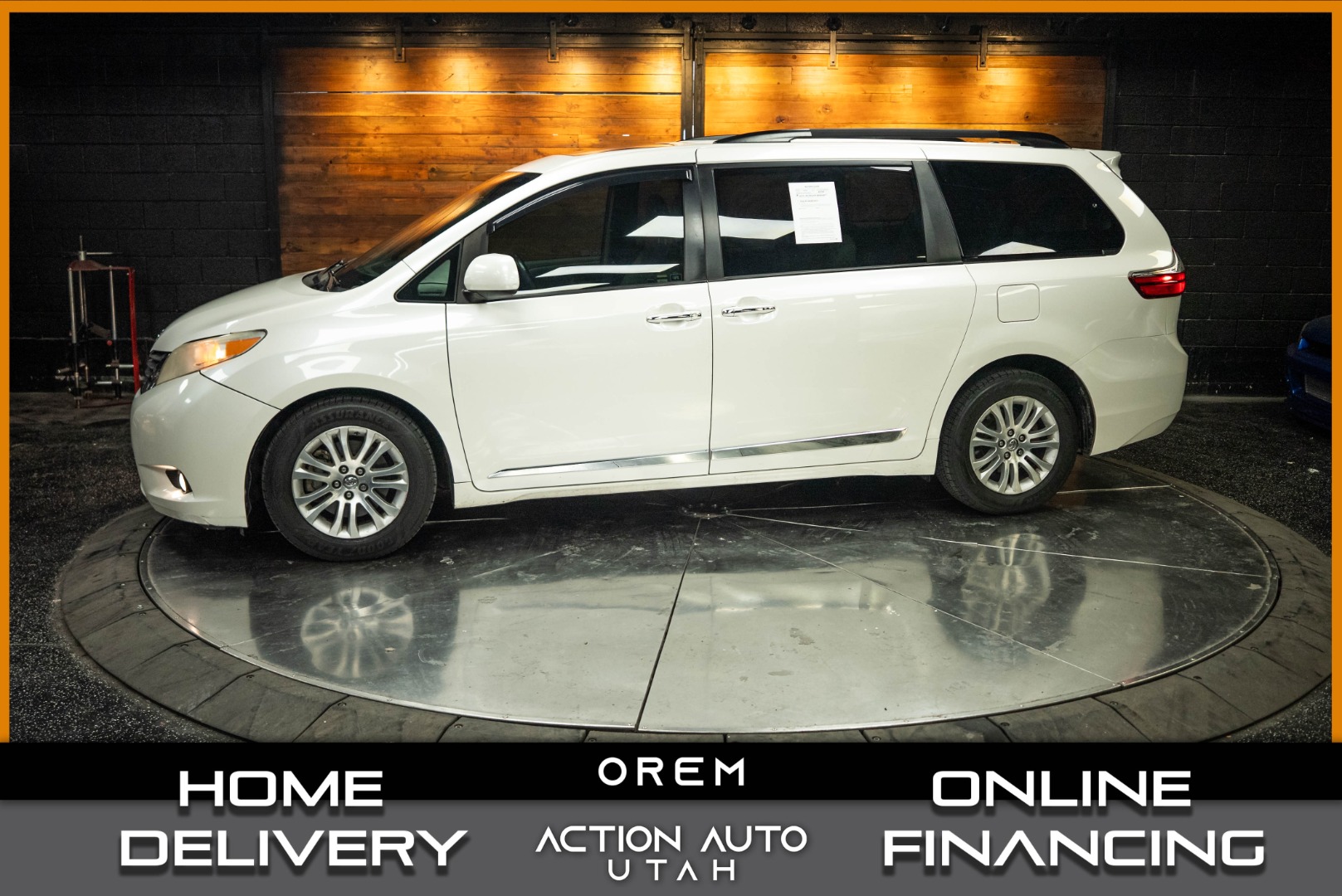 2017 Toyota Sienna XLE Premium V6 8-Passenger's photo