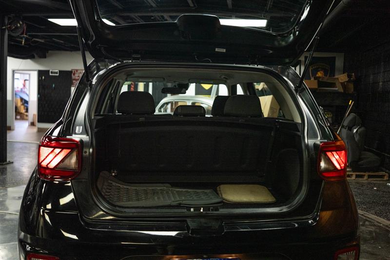 View vehicle photo 7