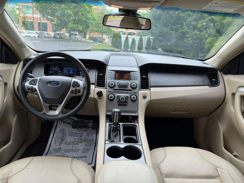 2016 Ford Taurus SE - Photo 11