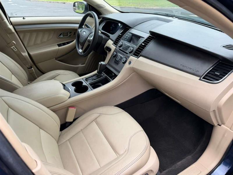 2016 Ford Taurus SE - Photo 14