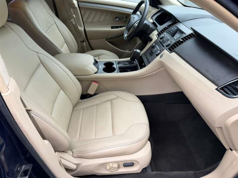 2016 Ford Taurus SE - Photo 15