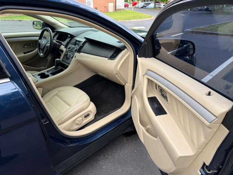 2016 Ford Taurus SE - Photo 16