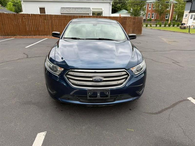 2016 Ford Taurus SE - Photo 2
