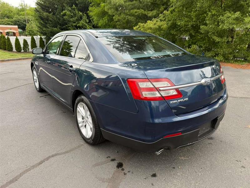 2016 Ford Taurus SE - Photo 4