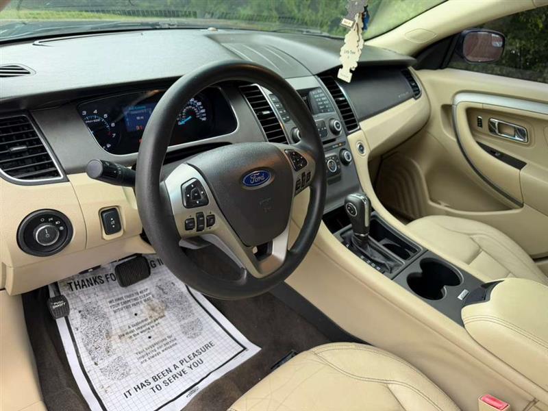 2016 Ford Taurus SE - Photo 9