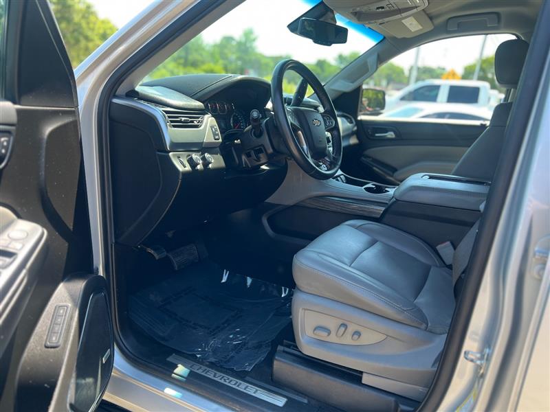 2019 Chevrolet Suburban LT - Photo 14