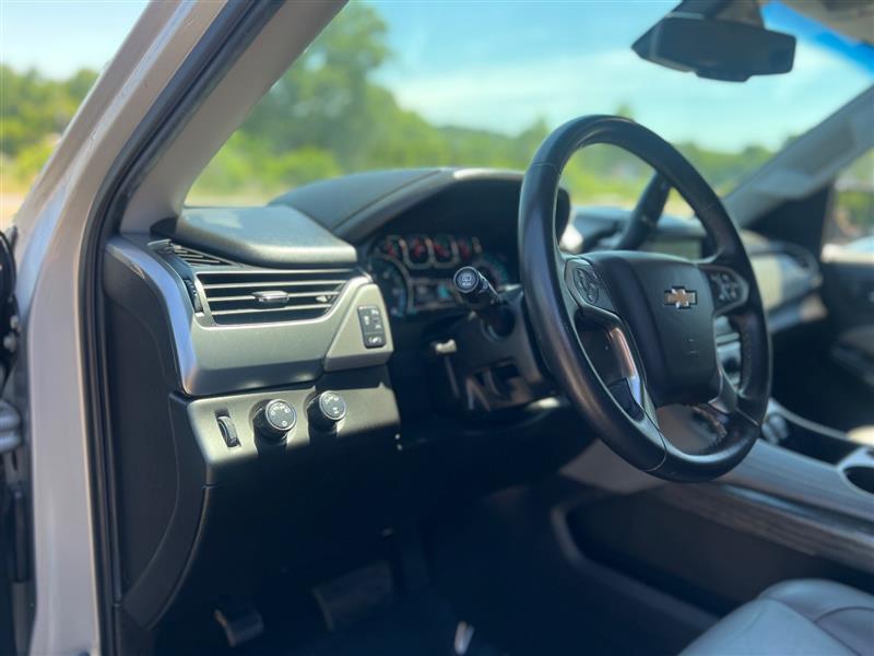 2019 Chevrolet Suburban LT - Photo 17