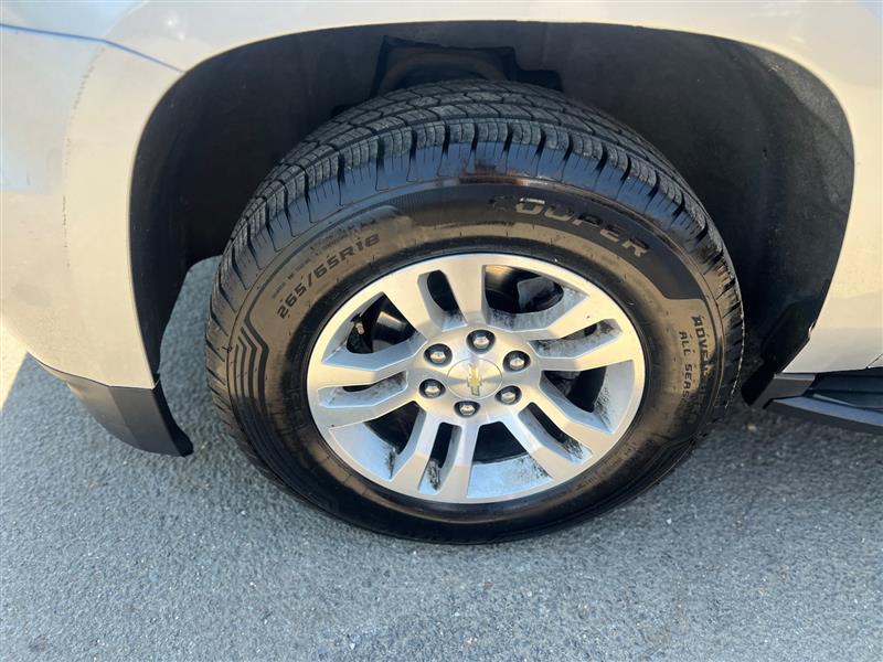 2019 Chevrolet Suburban LT - Photo 10