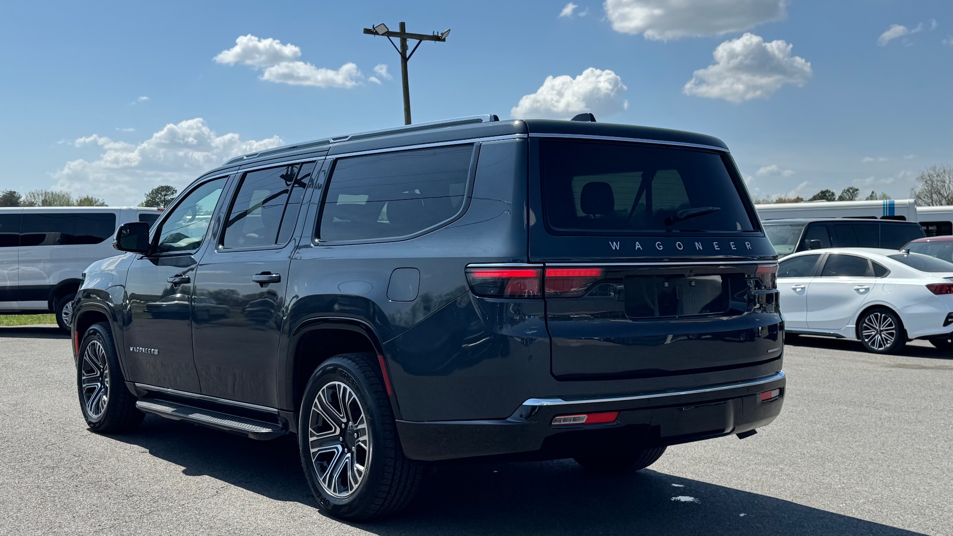 2024 Jeep Wagoneer L Series II - Photo 11