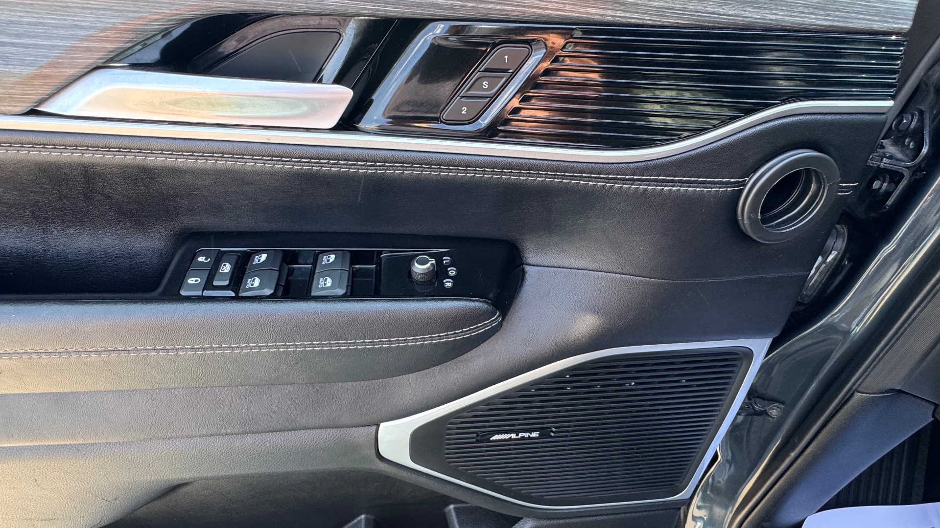 2024 Jeep Wagoneer L Series II - Photo 40