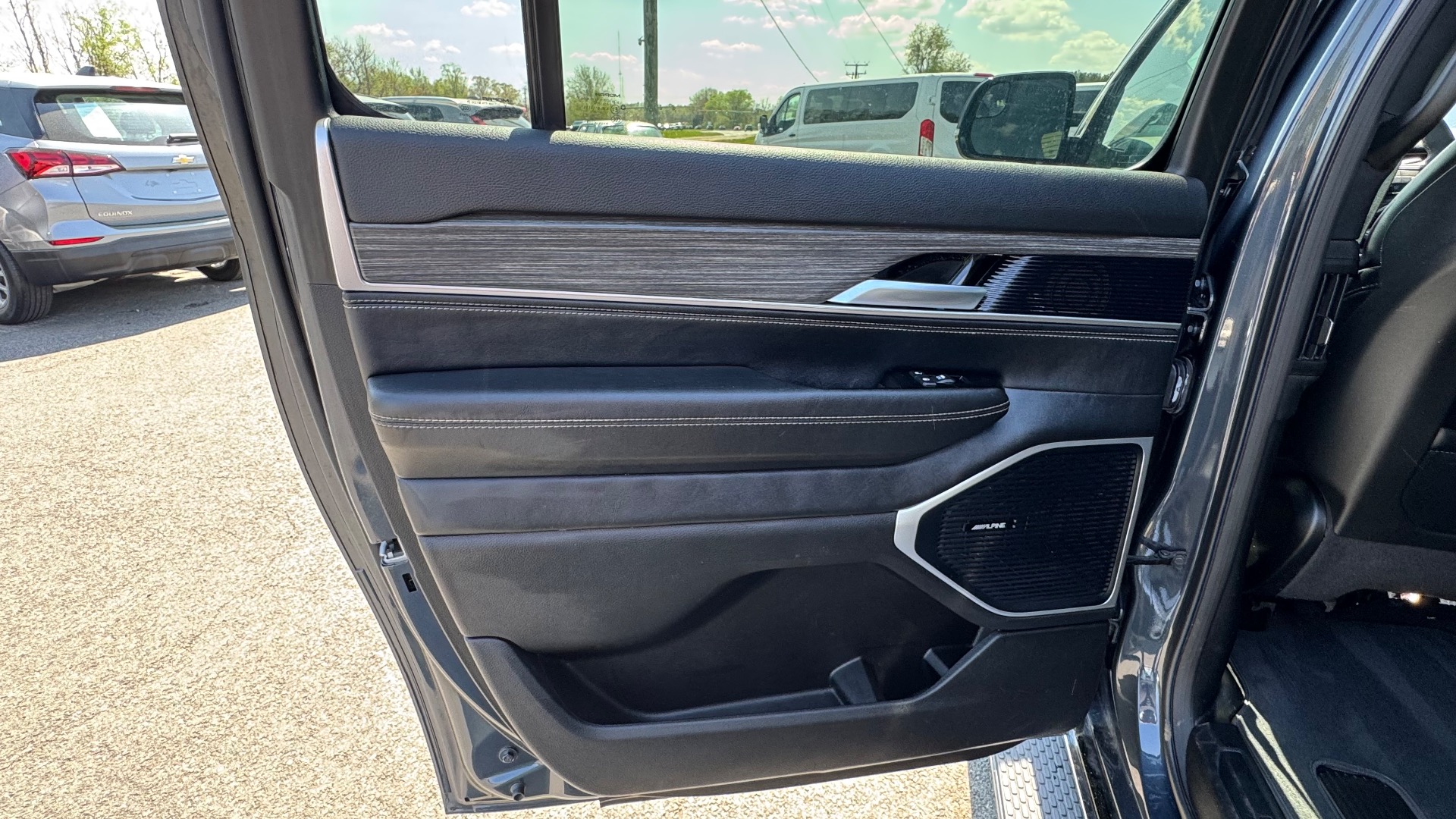 2024 Jeep Wagoneer L Series II - Photo 44