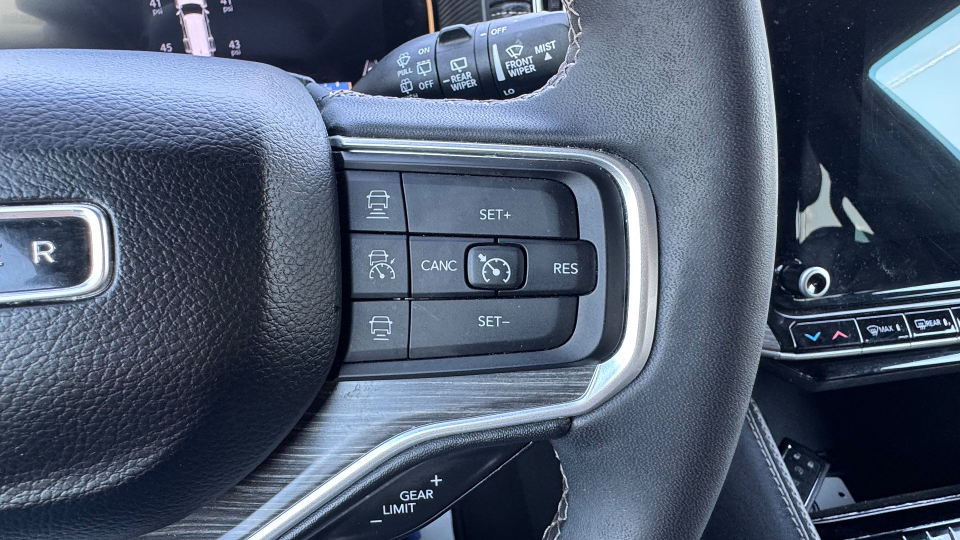 2024 Jeep Wagoneer L Series II - Photo 74