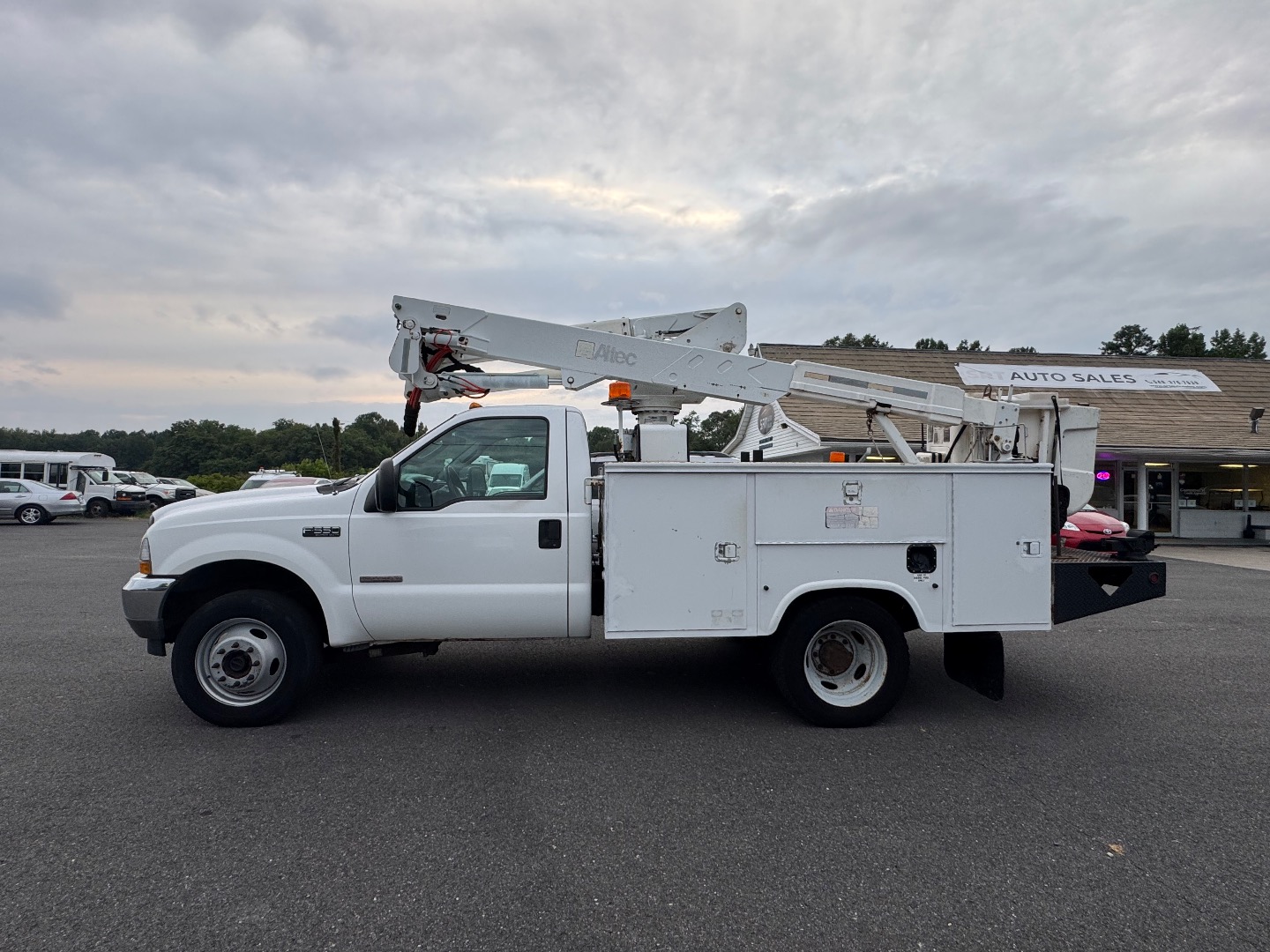 2004 Ford F-550 - Photo 11