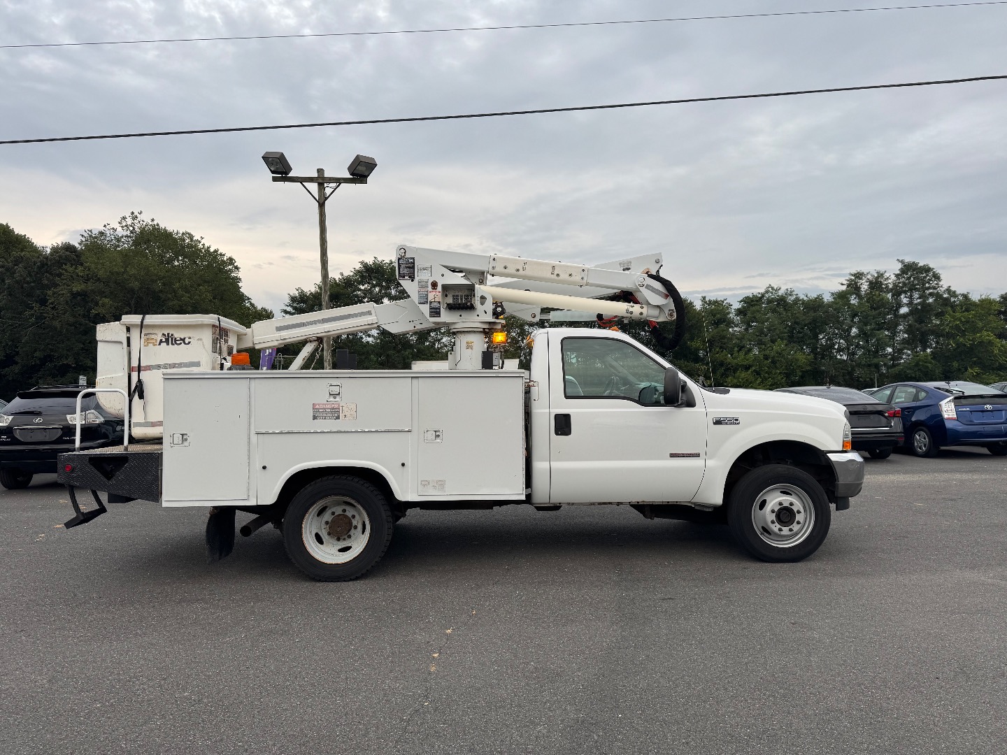 2004 Ford F-550 - Photo 3