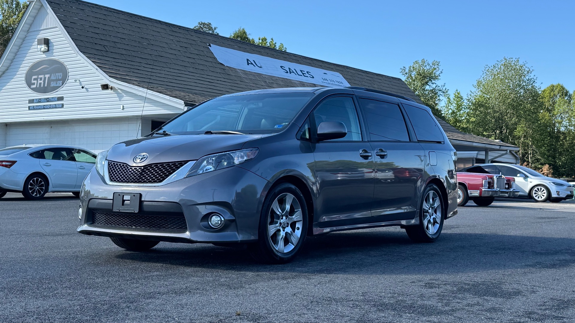2011 Toyota Sienna SE V6 8-Passenger's photo