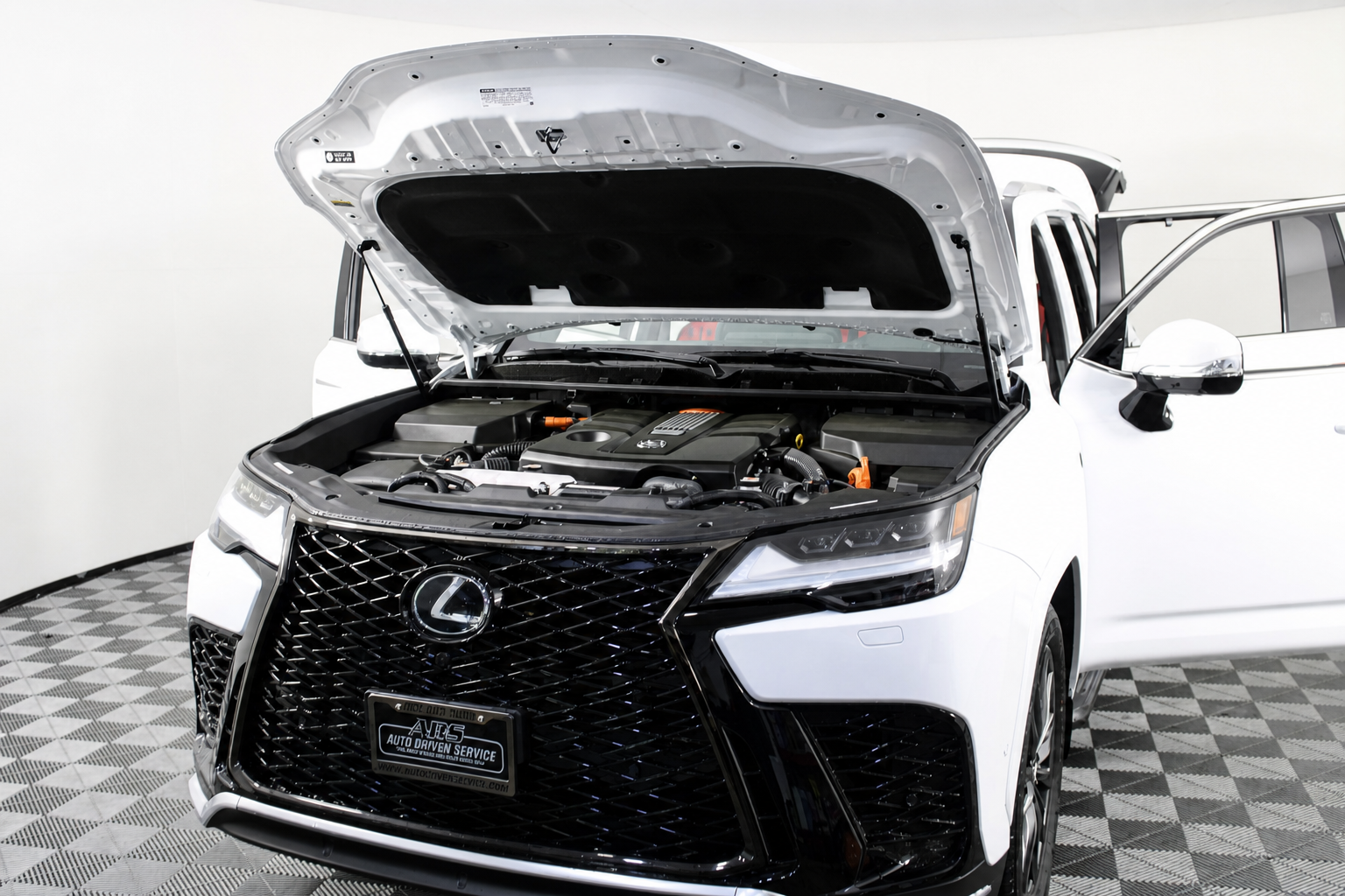2025 Lexus LX F-Sport - Photo 2