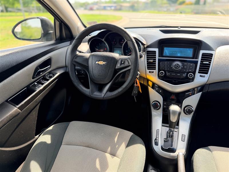 2012 Chevrolet Cruze LS - Photo 17