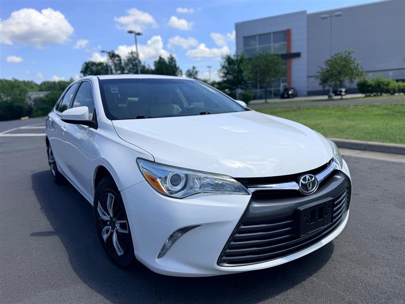 2015 Toyota Camry LE - Photo 3