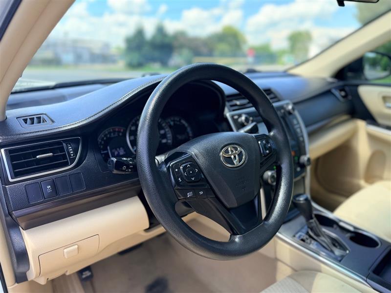 2015 Toyota Camry LE - Photo 12