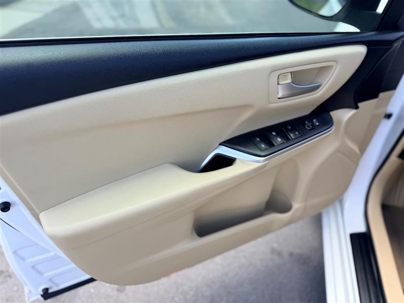 2015 Toyota Camry LE - Photo 10