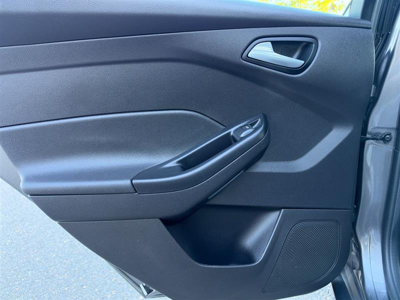 Vehicle photo 23