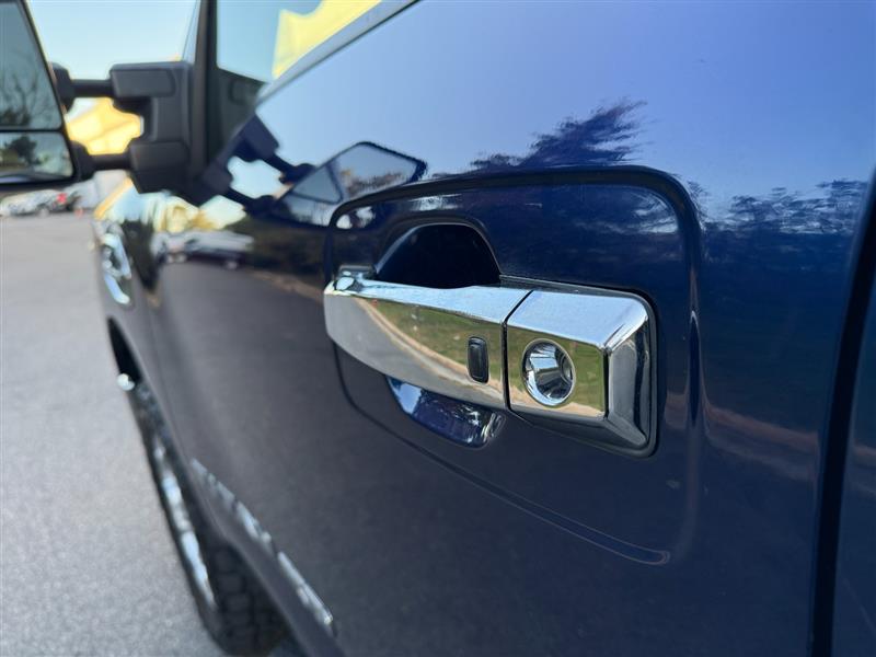 Vehicle photo 15