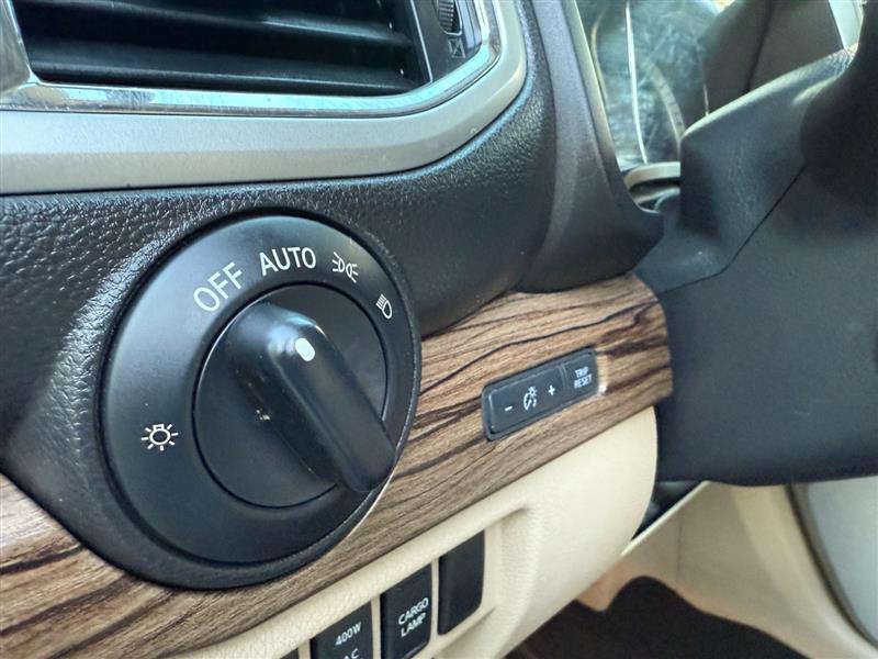Vehicle photo 25