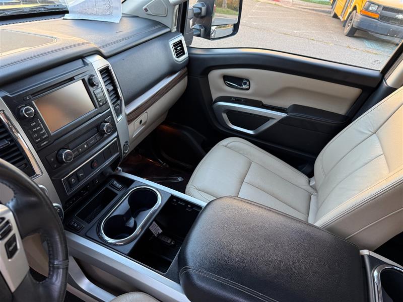 Vehicle photo 28