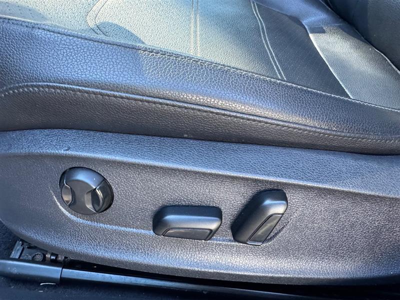Vehicle photo 26