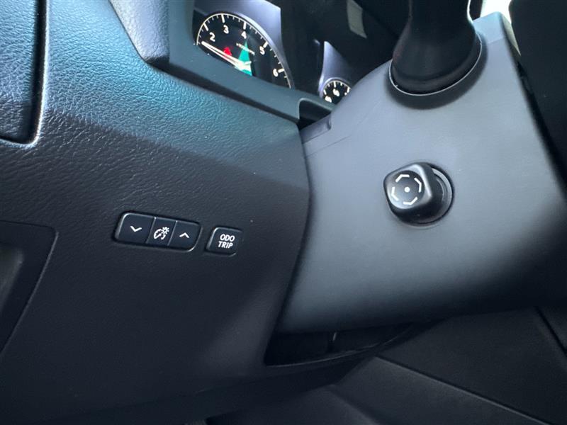 Vehicle photo 28